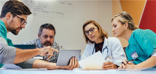 Wer Fehler aus anderen Einrichtungen im Team bespricht, schafft nicht nur einen offeneren Umgang mit kritischen Ereignissen. So lassen sich Fehler auch von vornherein besser vermeiden.