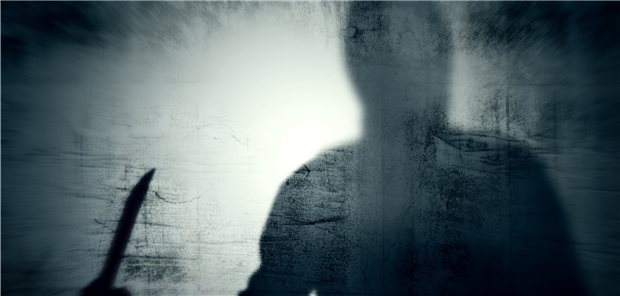 Zahl der Trauma-Ambulanzen in Brandenburg mehr als verdoppelt Schatten an der weiß-grauen Wand: Person mit Messer in der Hand. Ein Überfall?