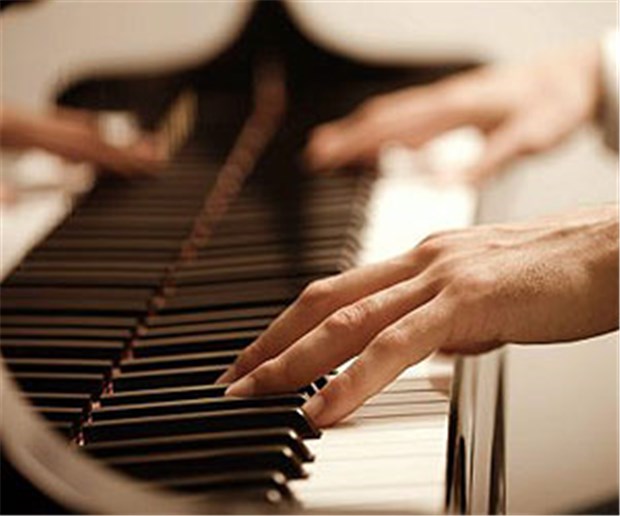 Klavierspielen baut Hirn um Wer Klavier spielen lernt, dessen Gehirn reagiert mit Plastizität. Dadurch passt sich etwa die Leistungsfähigkeit beider Hände aneinander an.