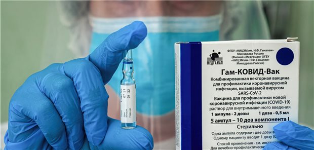 Bayern setzt Verhandlungen über russischen Corona-Vakzine Sputnik V fort A nurse from the vaccination office of the polyclinic No. 5 in Tambov holds a box and an ampoule with the Russian vaccine against the coronavirus infection Gam-COVID-Vac (Sputnik V)