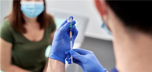 Wer Schwangere ordnungsgemäß gegen SARS-CoV-2 impft, ist laut Bundesgesundheitsministerium bei der Haftung für Impfschäden raus.