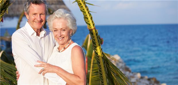Ein älteres Paar am Strand
