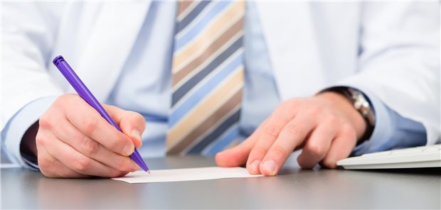 Arzt unterschreibt Rezept