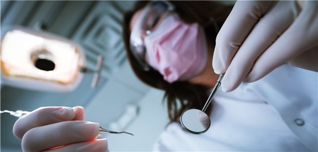 Umsatzbeteiligung – ein lohnendes Zubrot für angestellte Zahnärzte Zahnärztin bei der Arbeit.