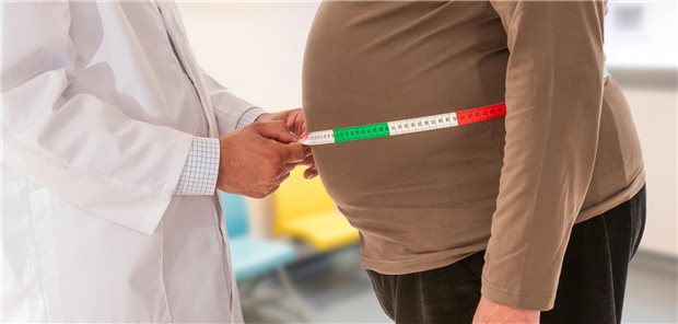 Ein Arzt misst den Bauchumfang.