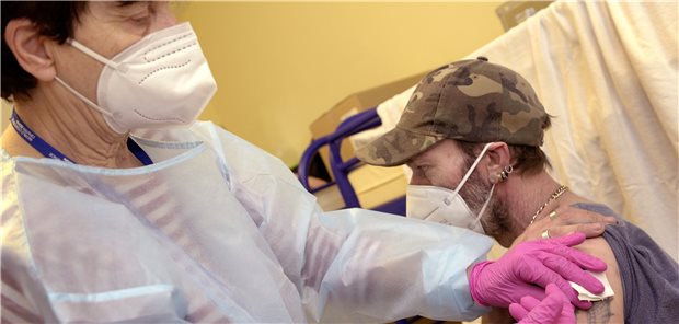 Wer auf der Straße lebt, ist der Pandemie ungeschützt ausgesetzt. In Bonn wurden Obdachlosen daher in Unterkünften Impfangebote gemacht.