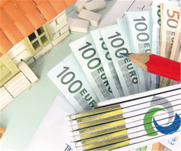 Treibt die Eurokrise Baugeld in die Höhe? Wer bauen will, muss genau rechnen - und die Entwicklung der Zinsen mitbedenken.