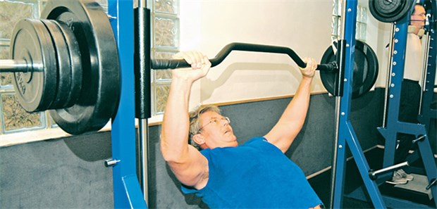 Krafttraining schützt vor Verletzungen Wer beispielsweise Fußball, Handball oder Basketball spielt, sollte das Krafttraining nicht vernachlässigen.