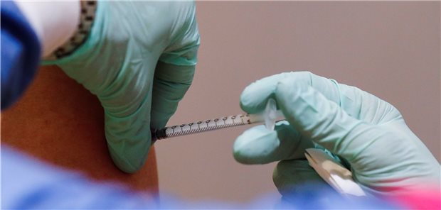Wer bekommt den COVID-19-Impfstoff zuerst? Die von der STIKO vorgeschlagene Priorisierung stößt einigen Hausärzten sauer auf.