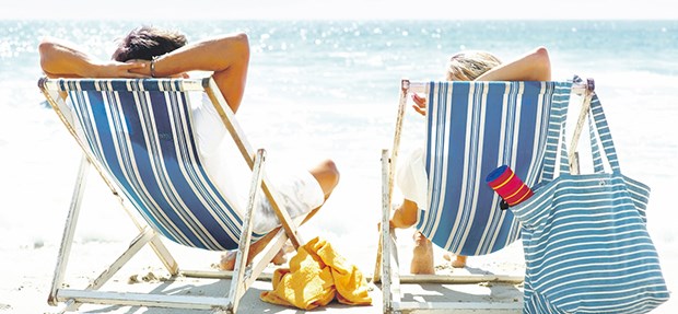 Wenn der Praxischef den Urlaub streicht Wer bereits im wohlverdienten Urlaub ist, kann vom Praxichef nur unter bestimmten Bedingungen zurückgerufen werden.