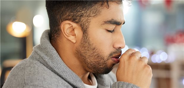 Wer bereits in jungen Jahren an chronischen Atemwegssymptomen wie Husten oder Giemen leidet, hat später ein erhöhtes Risiko für Herzinfarkt und Schlaganfall. (Symbolbild mit Fotomodell)