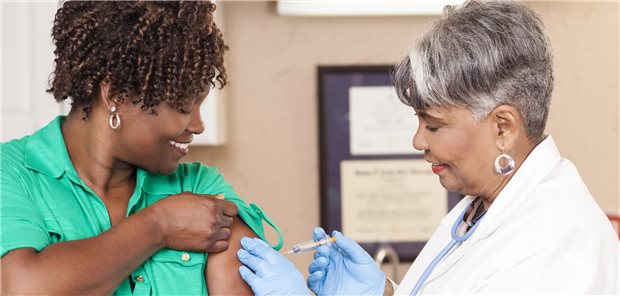 Wer darf Ihnen die Grippeimpfung verpassen? Lieber eine Kollegin? (Symbolbild mit Fotomodellen)