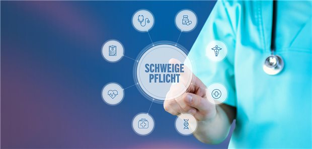 Ärztin hält sich den Mund zu