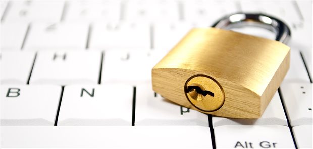 Ein Vorhängeschloss liegt auf einer PC-Tastatur