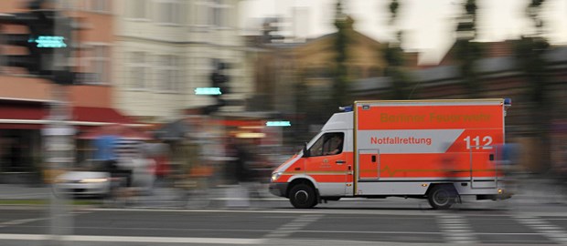 Mit dem Rettungswagen kommt die Rechnung Wer den Rettungsdienst der Berliner Feuerwehr in Anspruch nimmt, muss bald zunächst selbst zahlen.