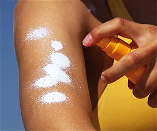 Sonnencreme lässt Haut langsamer altern Wer die Hautalterung sichtbar hinauszögern will, muss täglich Sonnencreme auftragen.
