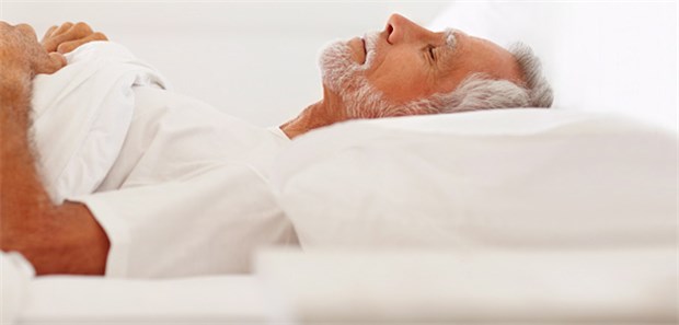 Schützt Schlafen vor Demenz? Wer durchschläft, senkt womöglich sein Alzheimerrisiko, zeigt eine Studie.
