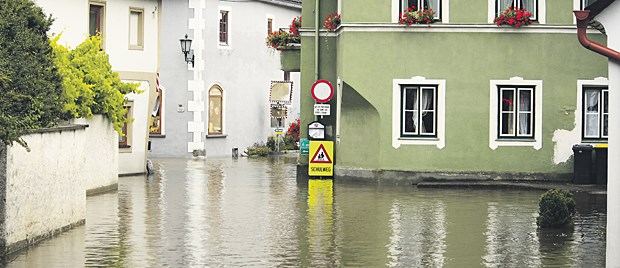Elementarschutz künftig in allen Verträgen? Wer ein Haus in einem Überschwemmungsgebiet gegen Elementarschutz versichern will, blitzt bei Assekuranzen oft ab.
