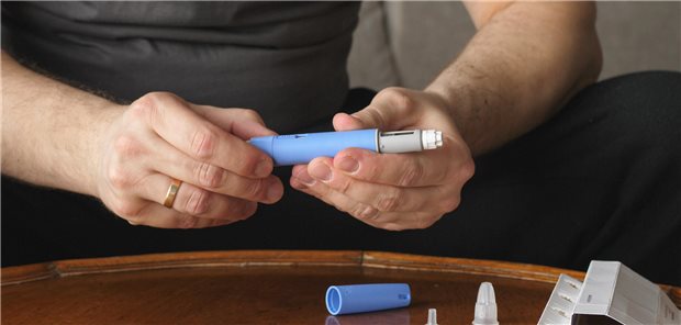Patienten hält einen Pen zum spritzen von GLP-1-Rezeptoragonisten in der Hand