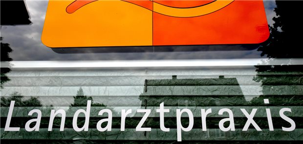 Fenster einer  Landarztpraxis