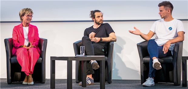 Wer etwas gegen die Macht des Geldes über ärztliche Entscheidungen tun will, sollte damit sehr wohl im Kleinen, bei sich in der Abteilung anfangen und seine Stimme erheben, appellierten Lucas Kemmesies (rechts) und Dr. Frieder Hummes von „Bunte Kittel“ in Bremen. Unterstützung erhielten sie von DGIM-Mitglied Professorin Petra-Maria Schumm-Draeger.