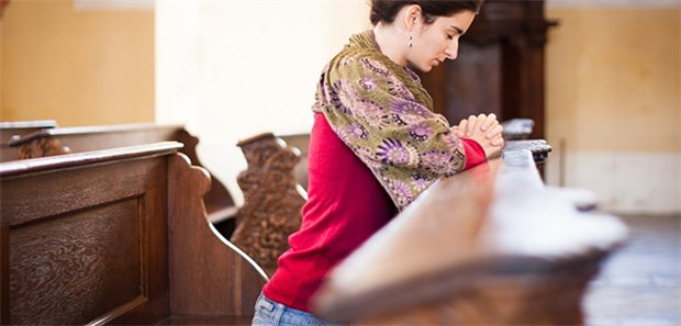 Langes Leben durch Gottes Segen? Wer fest in eine Glaubensgemeinschaft integriert ist, ist psychisch oft widerstandsfähiger - das schützt eventuell vor Volkskrankheiten und lässt die Chance auf ein langes Leben steigen.