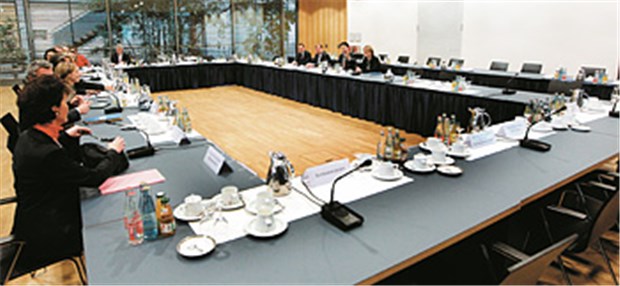 Schwarz-Gelb holt Koalitionsverhandlung nach Wer führt wen bei der Suche nach einem GKV-Finanzkonzept? Die acht Minister (l.) oder die Spitze des BMG (r.)? © dpa