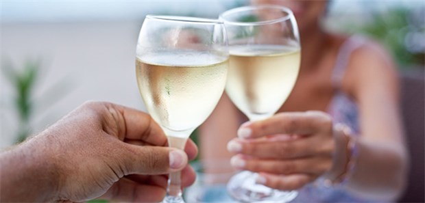 Wer häufig Weißwein trinkt, hat erhöhtes Hautkrebs-Risiko Wer fünf Gläser und mehr Weißwein pro Woche trank, hatte in der Studie ein höheres Risiko für ein invasives kutanes Plattenepithelkarzinom.