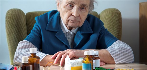Wer hat hier noch den Überblick? Für geriatrische Patientinnen und Patienten ist die tägliche Einnahme vieler Arzneimittel zur rechten Zeit eine Herausforderung (Symbolbild mit Fotomodell).