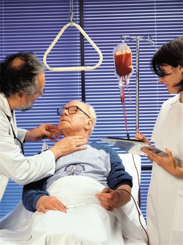 Wer hat künftig das Sagen? Die Pflege dringt immer stärker auf eigenständige Kompetenzen in der Behandlung von Patienten, die Ärzte lehnen das ab.