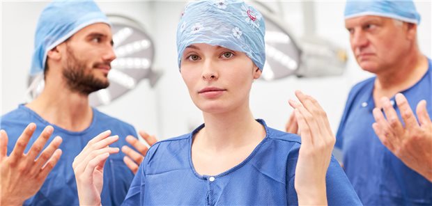 Drei Operateure in einem Operationssaal.