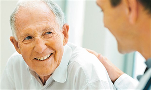 Wer im Alter sein (Frontal-)Hirn auf Trab hält, wirkt nicht nur der Entwicklung einer Demenz entgegen, sondern verbessert auch die Gangsicherheit. © Y.Arcurs / fotolia.com