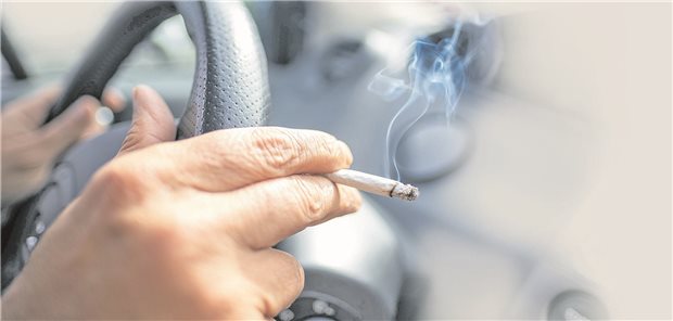 Wer im Auto raucht, schadet allen Mitfahrern. Besonders Kinder und Schwangere sind dann gefährdet.
