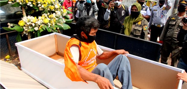 Ohne Maske? Probeliegen im Sarg zur Strafe Wer in Indonesien ohne Maske erwischt wird, muss im Sarg Probeliegen.
