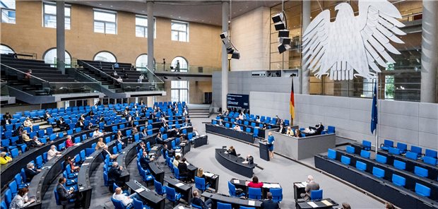 Diese Abgeordneten haben einen Fokus auf Gesundheit Der Bundestag mit Bundesadler im Reichstagsgebäude.