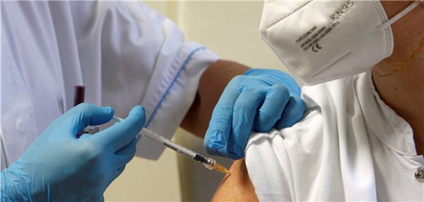 Wer kommt nach den 80-Jährigen und den Pflegeheimbewohnern? Strittig ist, ob es auch innerhalb der Ärzteschaft eine Priorisierung geben soll.