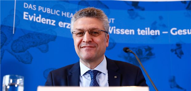 „Wer krank ist und Symptome hat, sollte unbedingt zu Hause bleiben“, appelliert RKI-Präsident Lothar Wieler weiter an die Bürger.