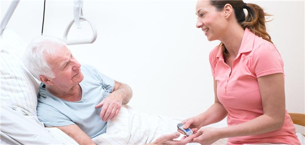 Klinikreform: Fachgesellschaft fürchtet Versorgungslücke bei Diabetes Wer kümmert sich? Ein Diabetespatient, der im Krankenhaus versorgt wird.