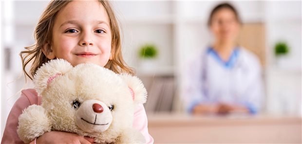 Was Ärzte und MFA über die Kinderbetreuung in Coronazeiten wissen müssen Wer kümmert sich um die Kinder? In letzter Konsequenz die Eltern, der Job muss dann zurückstehen.