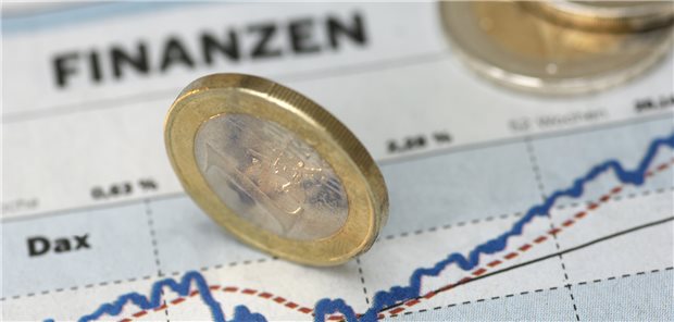 Wer langfristig engagiert ist, kann von der Überrendite von Aktien gegenüber Schuldtiteln profitieren, glaubt Dr. Hanno Kühn von der apoBank.
