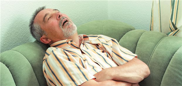 Wer mittags schläft, verkürzt tendenziell den Nachtschlaf. Das wiederum steigert das Hypertonierisiko. Das hat eine Studie ergeben.
