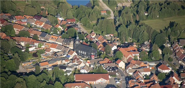 Die Stadt Benneckenstein von einem Heißluftballon aus gesehen. In der Mitte des Ortes steht die Kirche St. Laurentius.