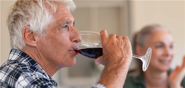 Wer nur gelegentlich oder täglich eine nur geringe Menge Alkohol zu sich nimmt, kann damit seine Gesundheit nicht günstig beeinflussen, hat eine Metaanalyse ergeben.