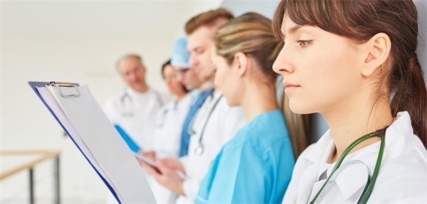 Wer per Landarztquote Medizin studiert, muss bei Vertragsbruch mit 250.000 Euro Strafe rechnen, so ein Urteil.