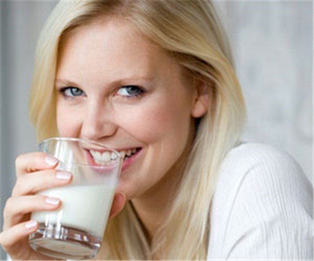 Milch begünstigt Akne Wer reine Haut bekommen möchte, sollte wohl lieber keine Milch trinken.