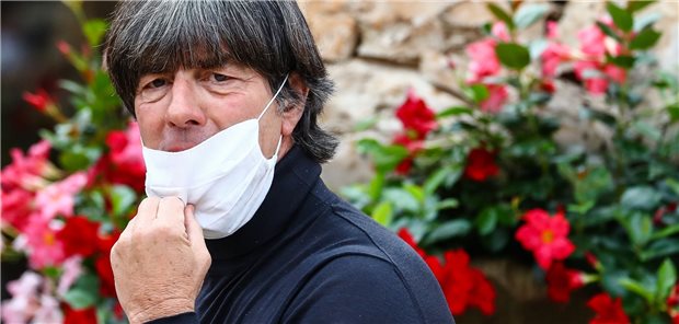 Nationalelf kickt wieder nach Corona-Pause Bundestrainer Joachim Löw trägt Maske - aber nicht korrekt.
