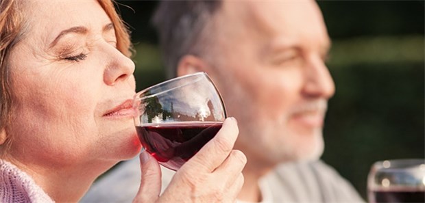 Weniger Alkohol, niedrigerer Blutdruck Wer schon weniger Gläser Wein trinkt, kann seinen Bluthochdruck deutlich senken.