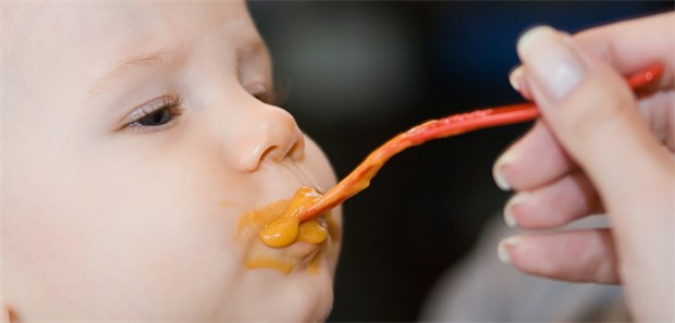 Veganer Babybrei: Knackpunkt Vitamin B 12 Wer sein Kind vegan ernähren will, sollte vor allem die Versorgung mit Vitamin B 12 beachten, raten Ärzte.