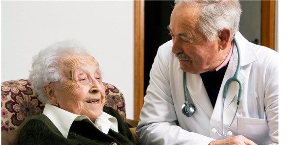 Wer seine Patienten regelmäßig im Heim betreut, hilft womöglich, Klinikeinweisungen zu vermeiden.