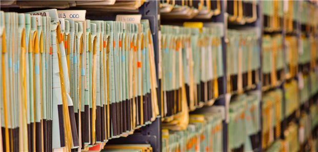 Wer seine Patientenkartei verkaufen möchte, verstößt gegen Straf- und Berufsrecht. Ein Zahnarzt wertete das als unzulässigen Eingriff in seine Berufsfreiheit und reichte Klage ein. Der BGH kündigte nun an, die Revision zurückzuweisen.
